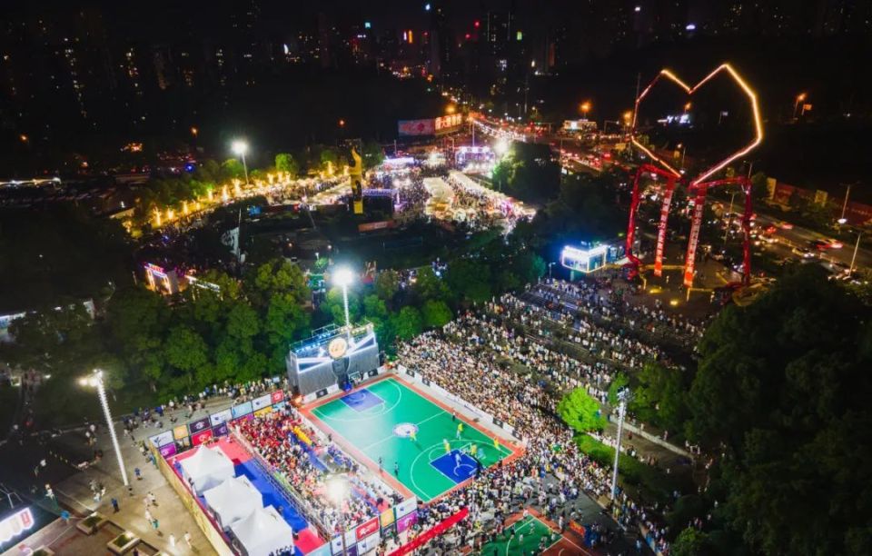 特色篮球文化与城市夜景融合，打造城市新地标
